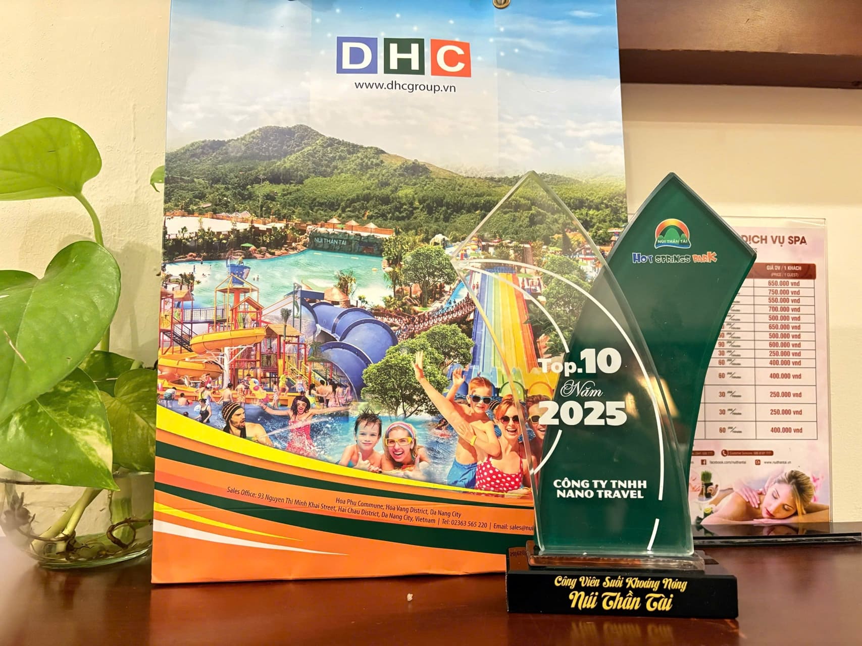 Cúp Top 10 đối tác bán vé Núi Thần Tài năm 2025 trao cho venuithantai.vn